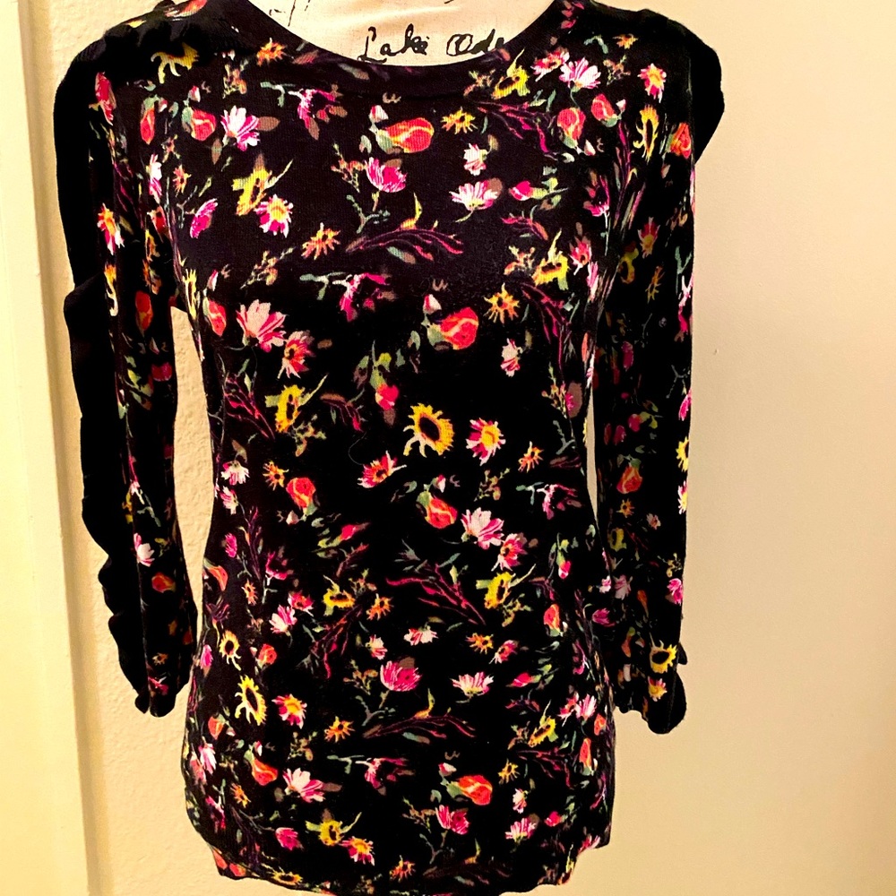 Ruffled 3/4 Sleeve Floral Print Black Sweater by Philisophy! 🌸🌹🌼